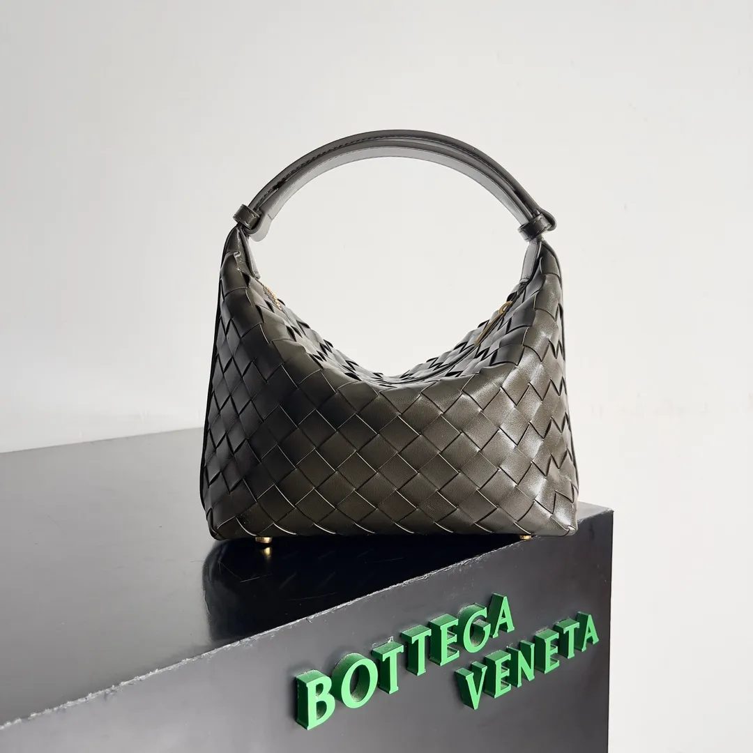 Batch 1360 It is predicted that BV Bottega’s lunch bag will be popular again this year. The entire bag is made of top nappa lambskin, which is very soft and lightweight. It also uses the intrecciato weaving process that the two founders spent several months developing from the beginning of the brand. It is completely hand-woven by Italian craftsmen. It perfectly reflects the craftsmanship of Bottega. The entire bag shape is also a very practical and popular lunch box bag type. The slightly curved arc of the bag mouth can also better fit our wrists. Style number: 754443 Size: 22*13*9